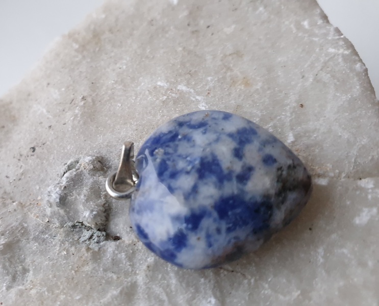 Naturāls dabisks akmens amulets - kulons